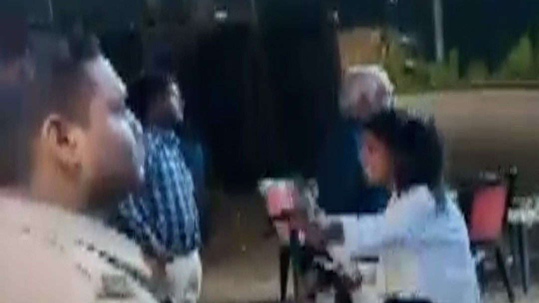 मैगी पॉइंट पर लड़कियों का हंगामा, पुलिस को दी गालियां