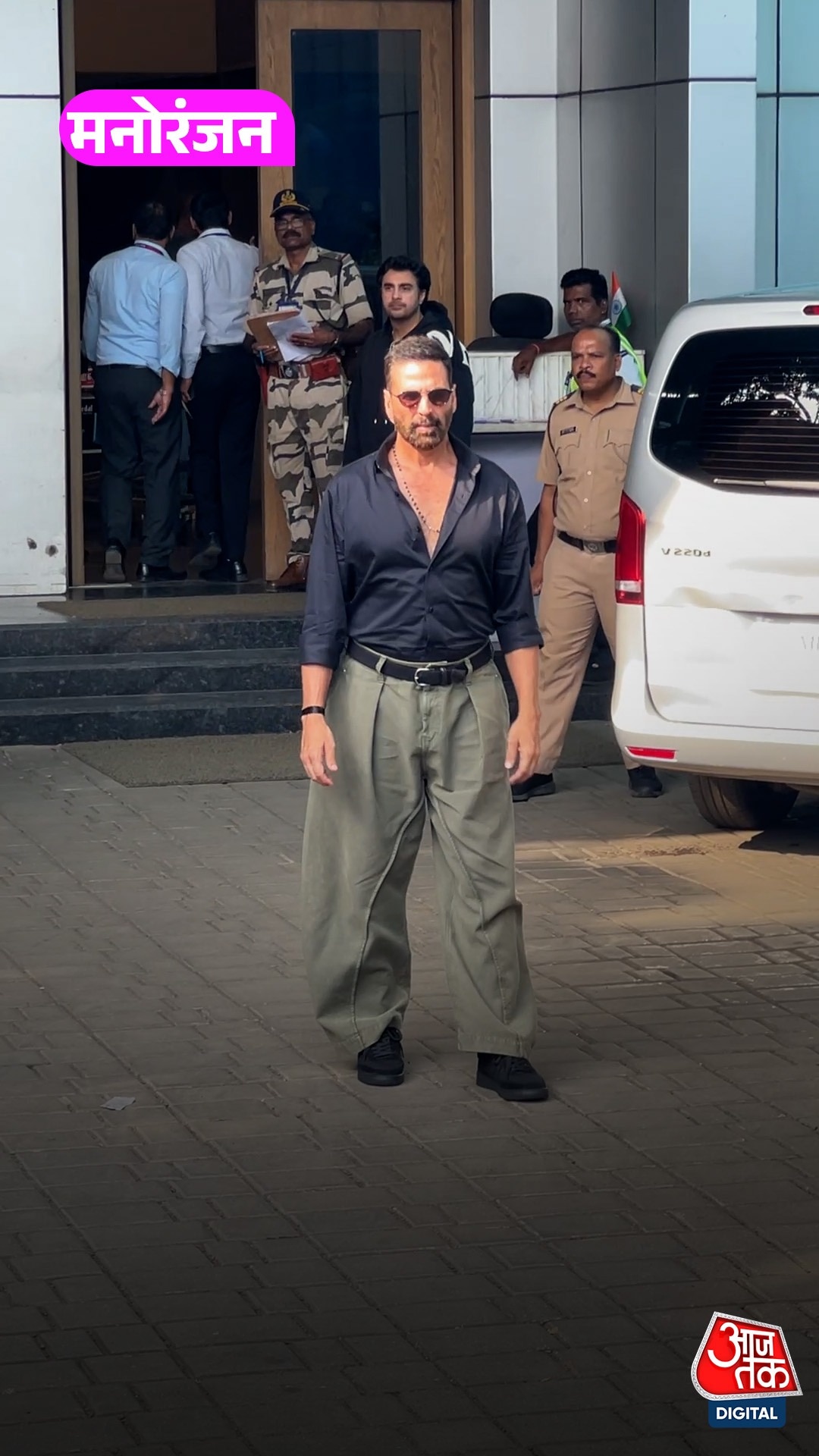 Dapper Look में स्पॉट हुए Akshay Kumar