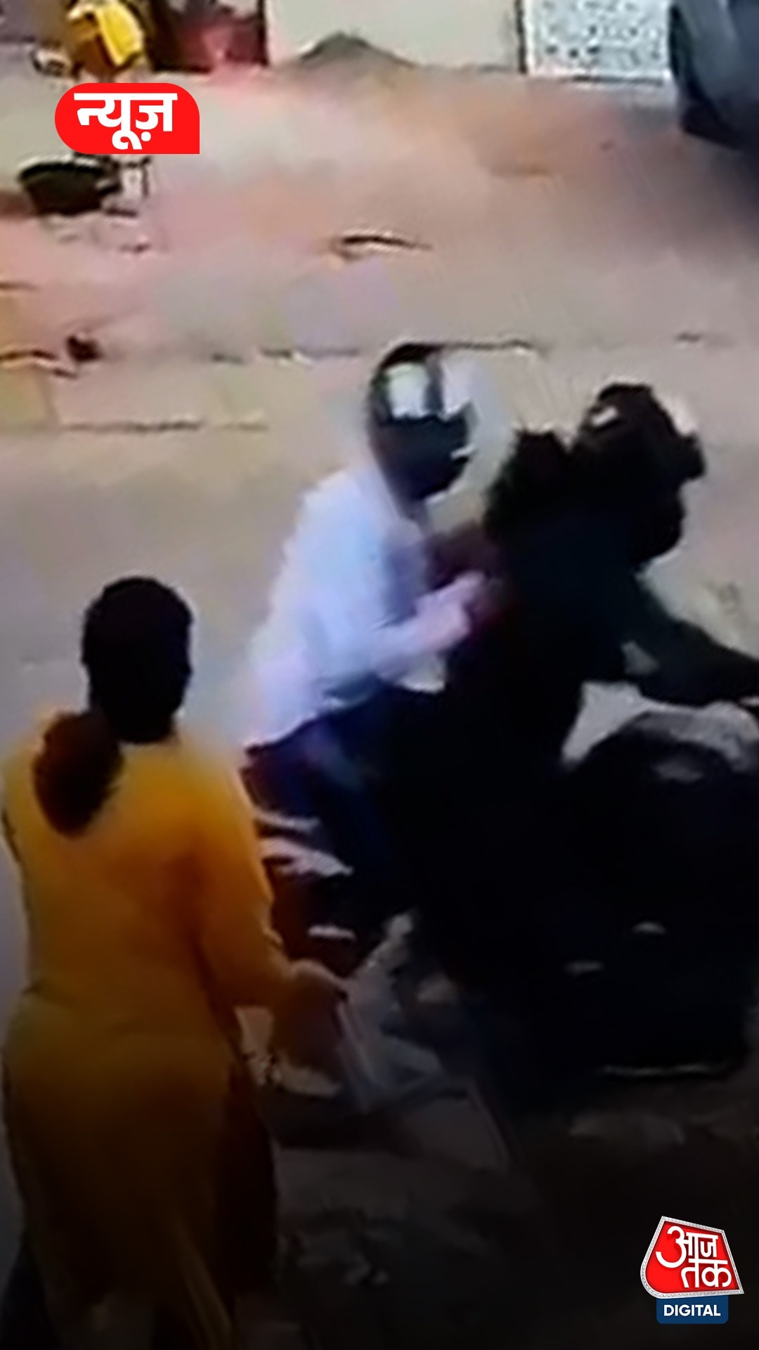 गाजियाबाद में दिनदहाड़े महिला से लूटी चेन, Video