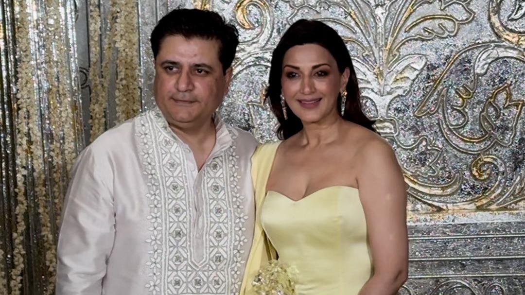 sonali bendre purse oops moment