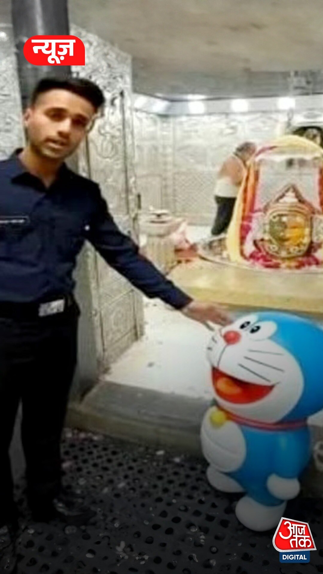 महाकाल मंदिर में 'डोरेमॉन', Video