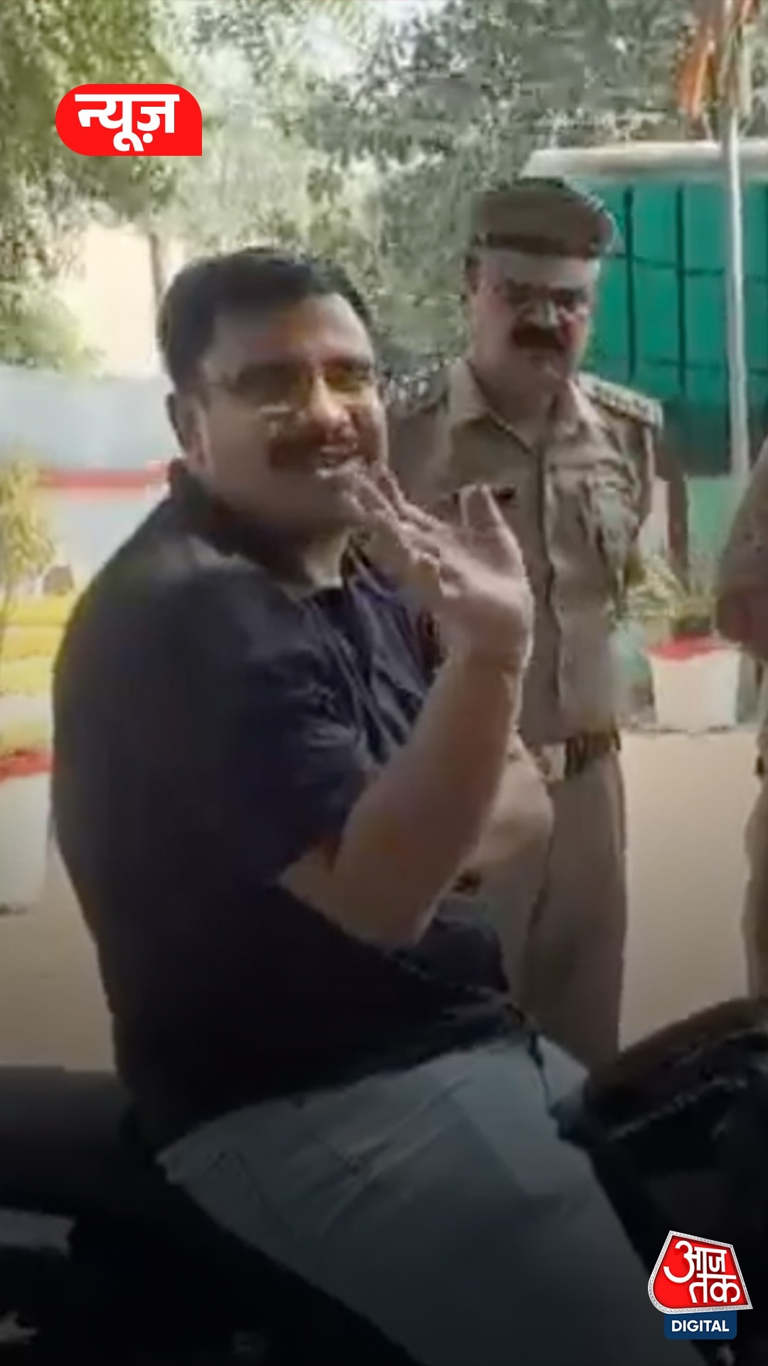 सिविल ड्रेस में बाइक से थाने पहुंचे SP, Video