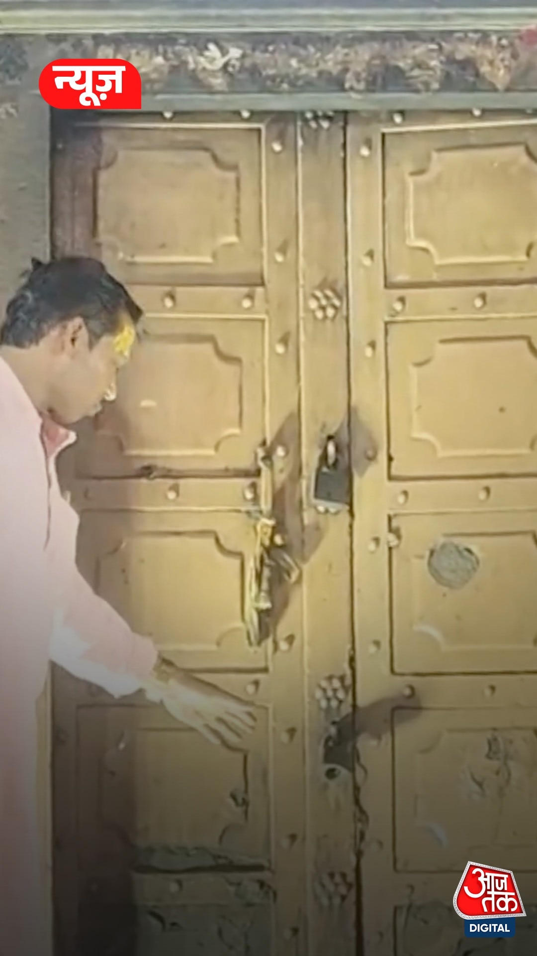  खजाने में मिले सांप और चांदी के बर्तन