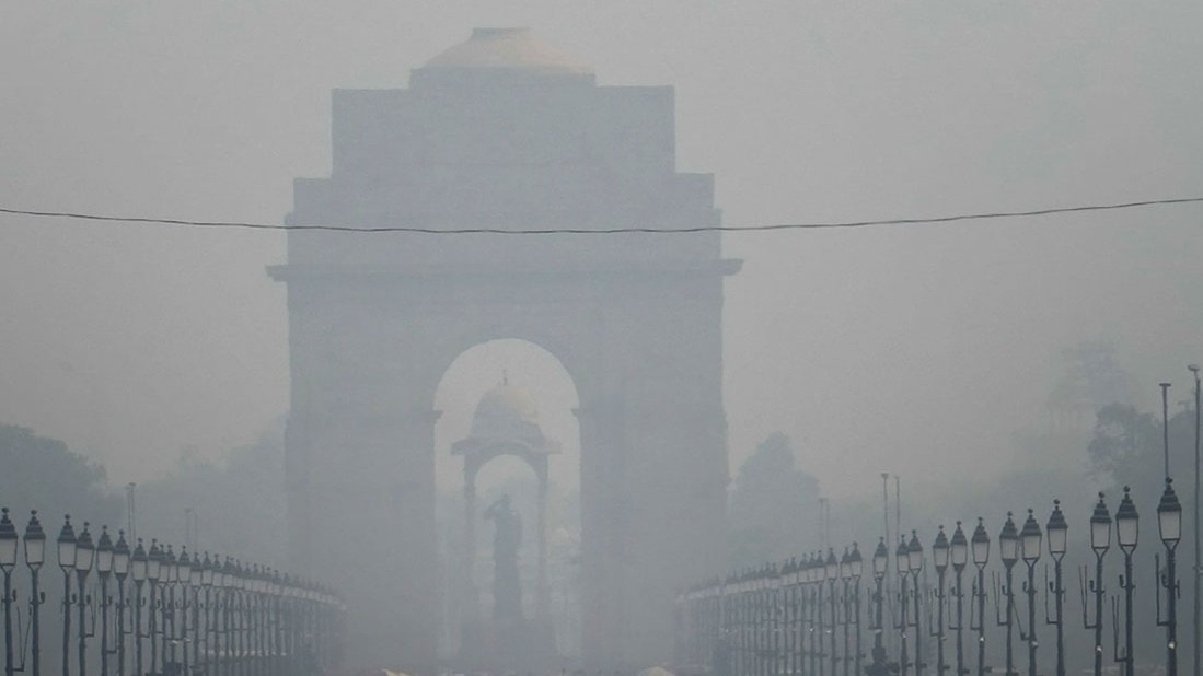 Diwali के बाद Delhi-NCR बना ‘Gas Chamber’, AQI 550 पार