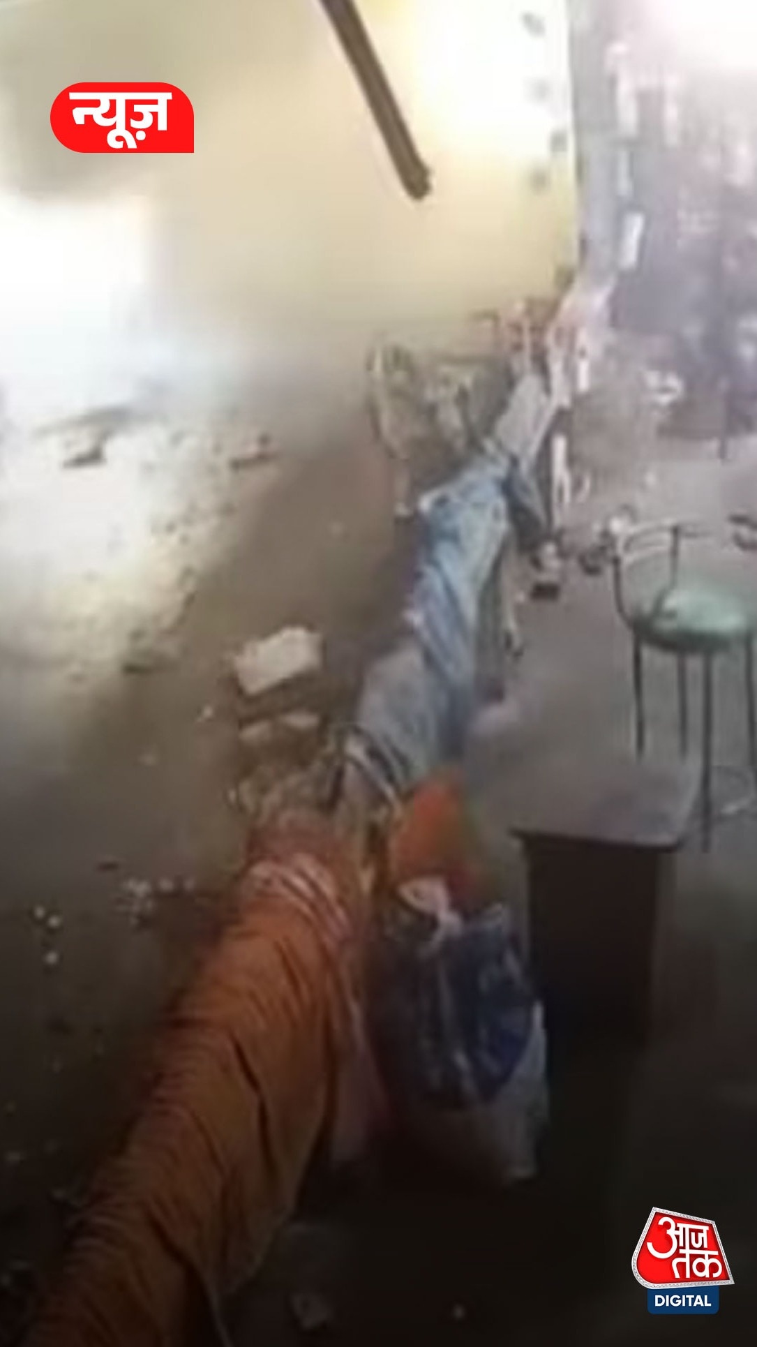 स्कूटर की डिक्की में रखे पटाखों में भयानक धमाका, दोनों सवार झुलसे 