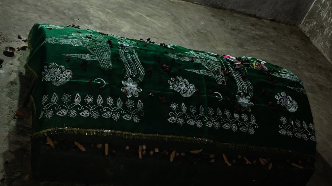 मिर्जापुर में हिंदू की मजार ध्वस्त, जानें मामला