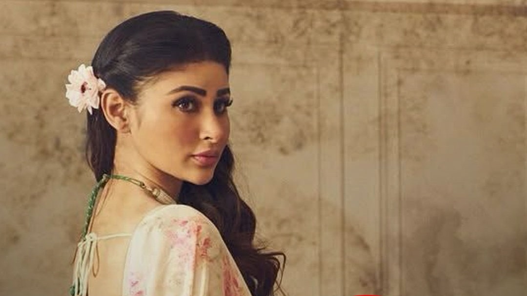 Mouni Roy के रेस्टोरेंट में इंडियन फ्यूजन फूड मिलता है!