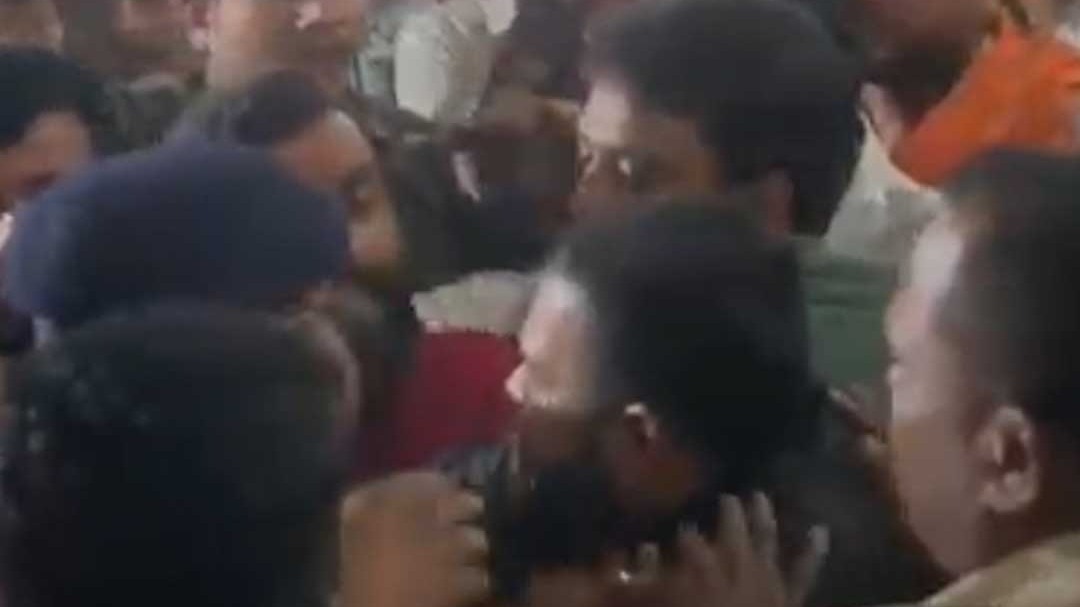 डिफेंडर ने मारी 5 गाड़ियों को टक्कर, 3 की मौत