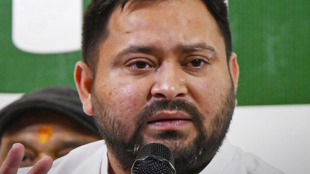 Tejashwi का Nitish पर निशाना: “बिहार को बाहरी नहीं...”