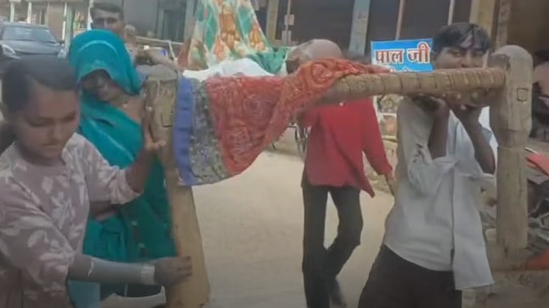 चारपाई पर लिटाकर 95 वर्षीय बुजुर्ग को तहसील पहुंचाया