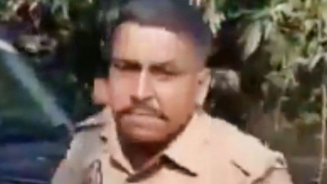 सिपाही ने युवक को मारी लात, SP ने किया सस्पेंड