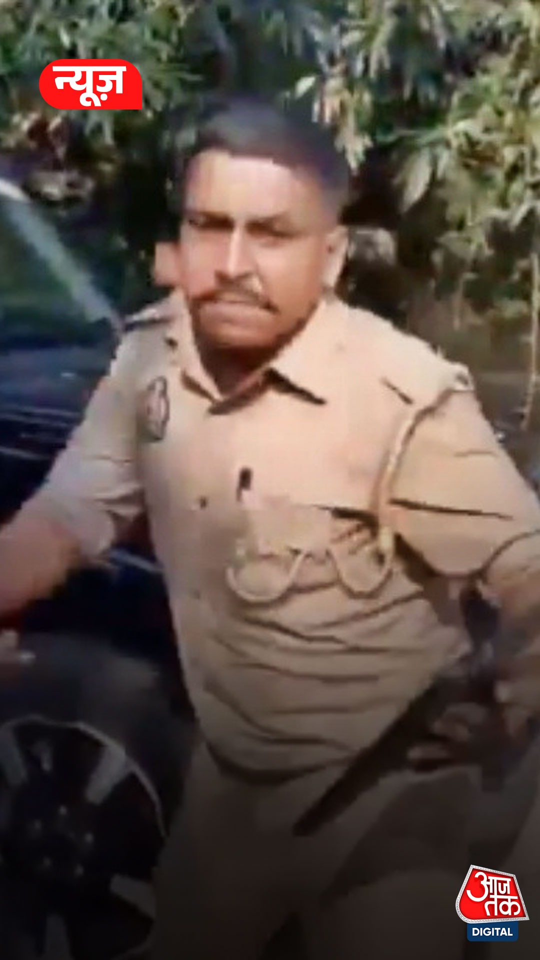 सिपाही ने युवक को मारी लात, SP ने किया सस्पेंड 