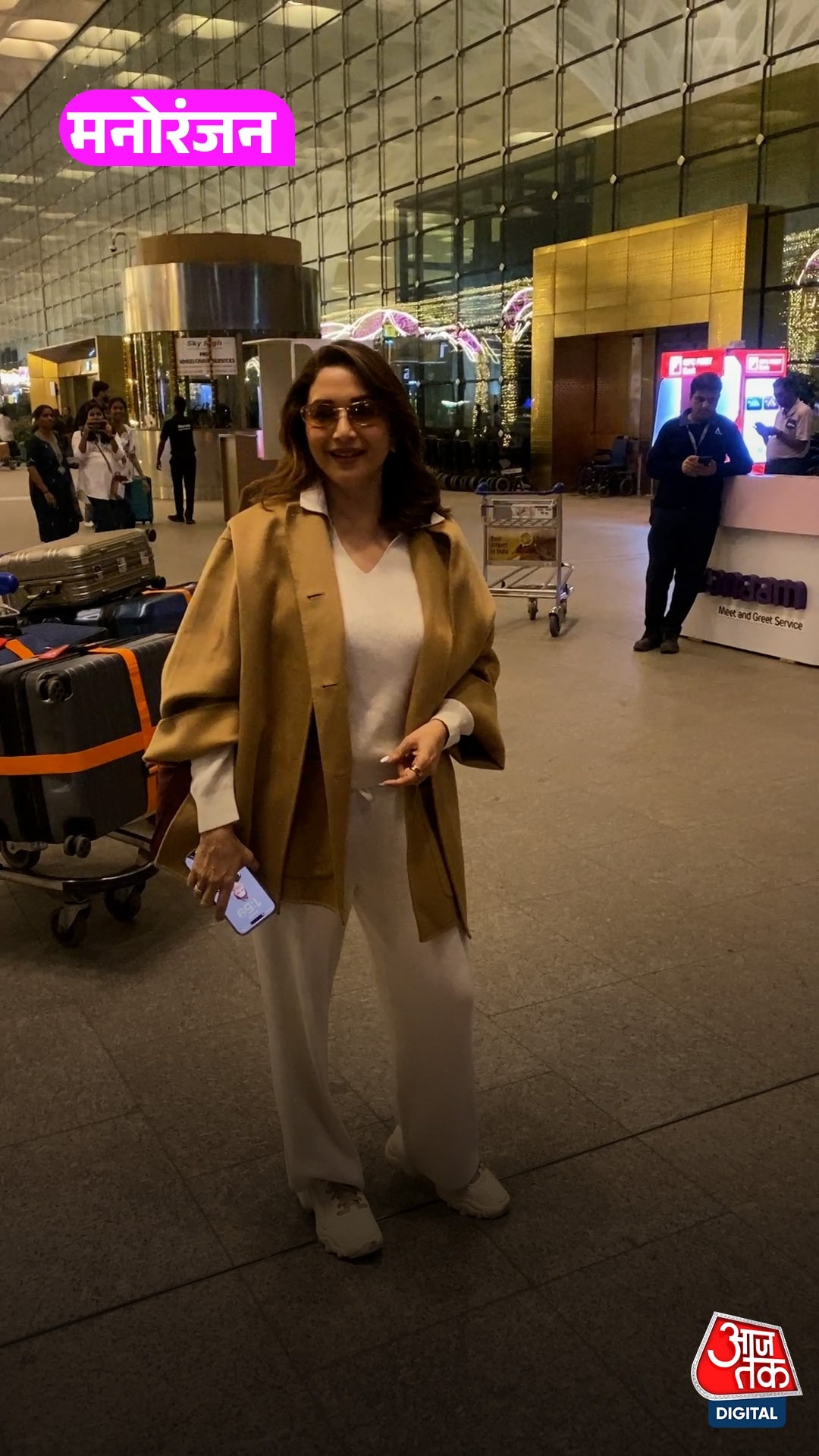 कैजुअल लुक में स्पॉट हुईं 'धक-धक गर्ल' Madhuri