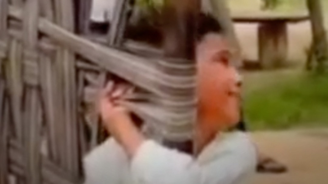 चारपाई सहित बच्चे को स्कूल लेकर पहुंचे परिजन