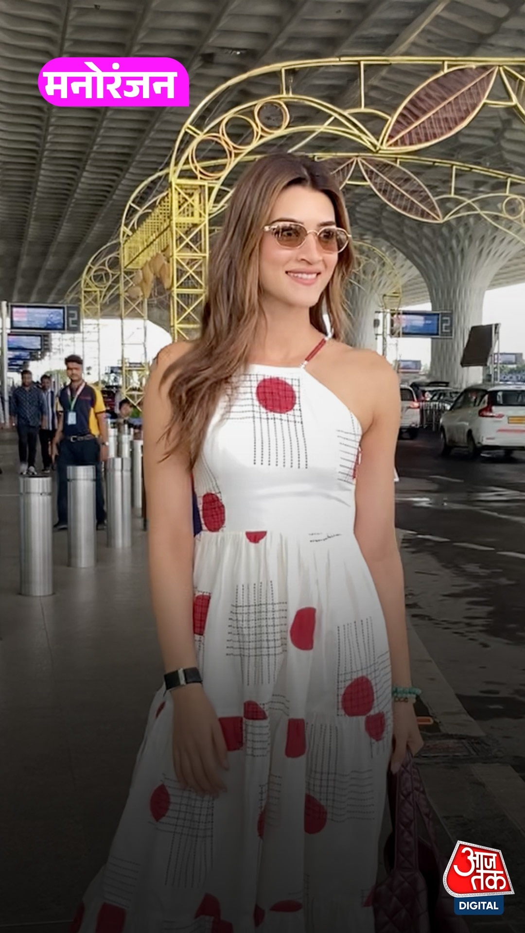 एयरपोर्ट पर स्टाइलिश अंदाज में दिखीं Kriti Sanon