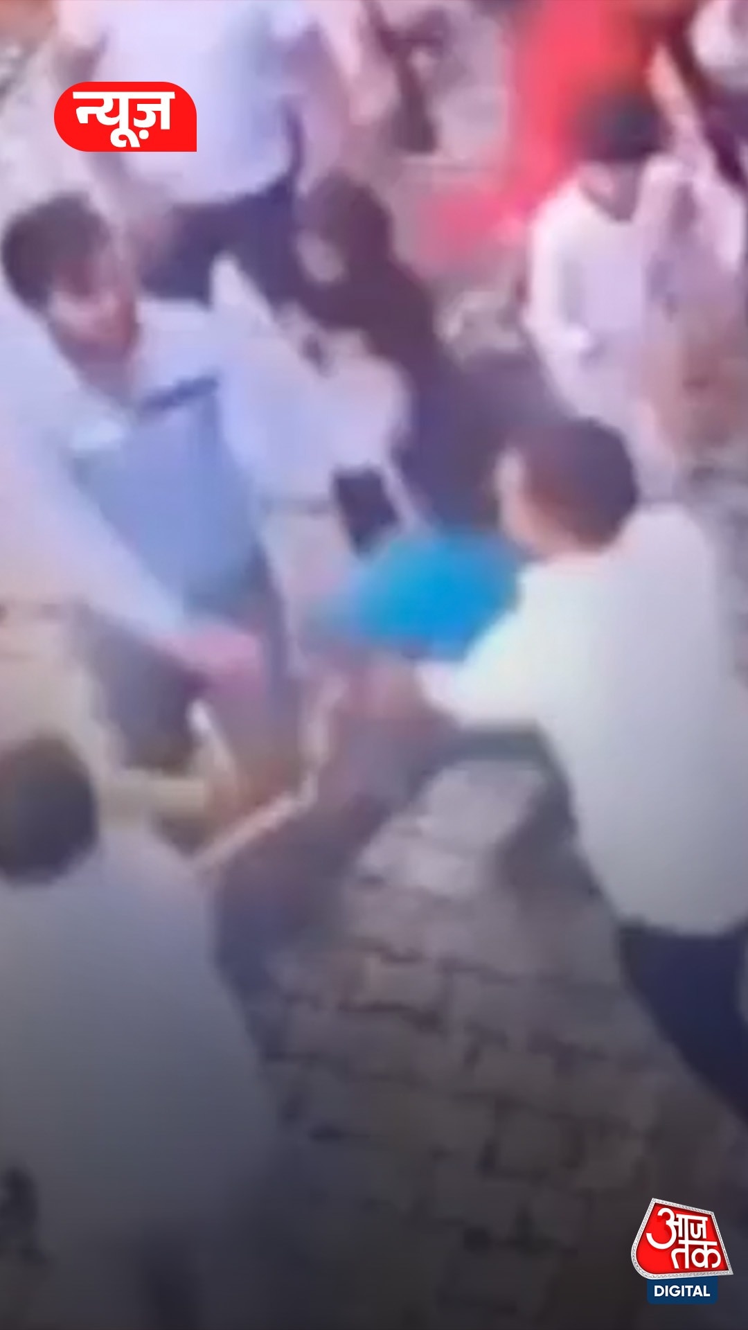 मां-बेटी के सामने दबंगों ने युवक को बेरहमी से पीटा