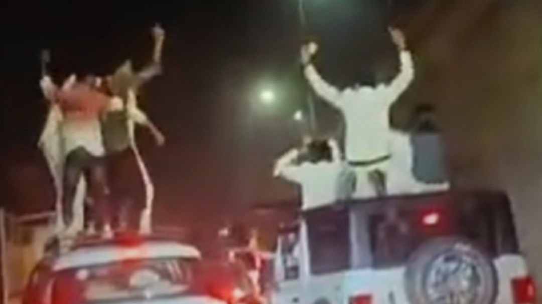 हापुड़: युवकों का हाईवे पर खतरनाक स्टंट, कार की छत पर किया डांस