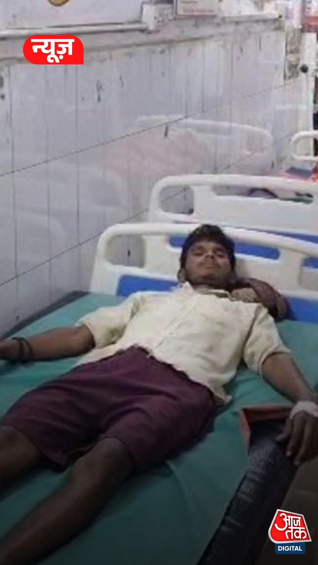 युवक ने दांतों से चबाया कोबरा का फन