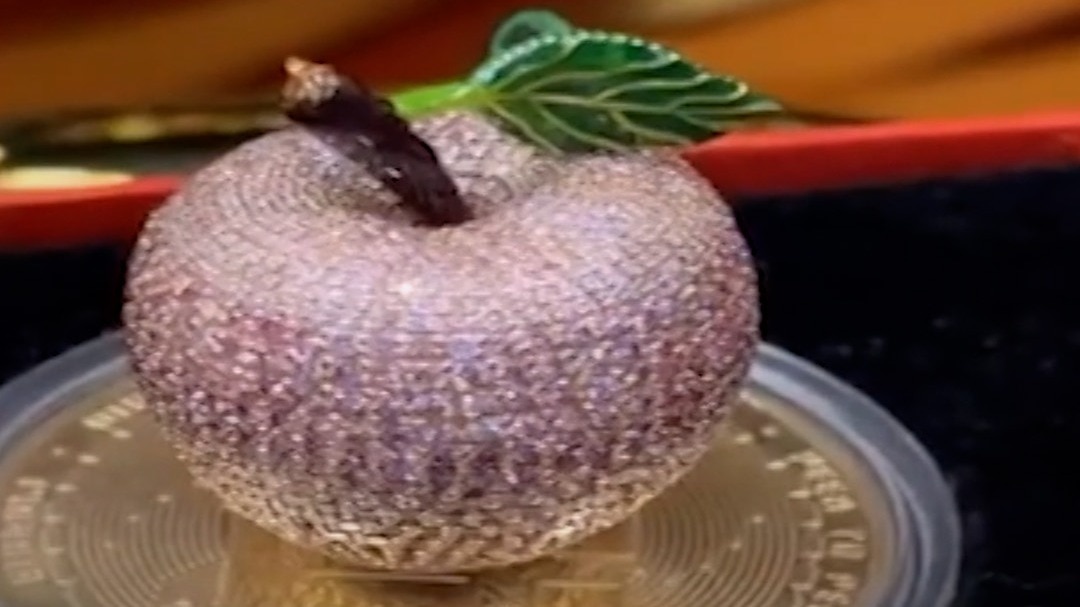 Apple made from diamonds and gold in Mumbai