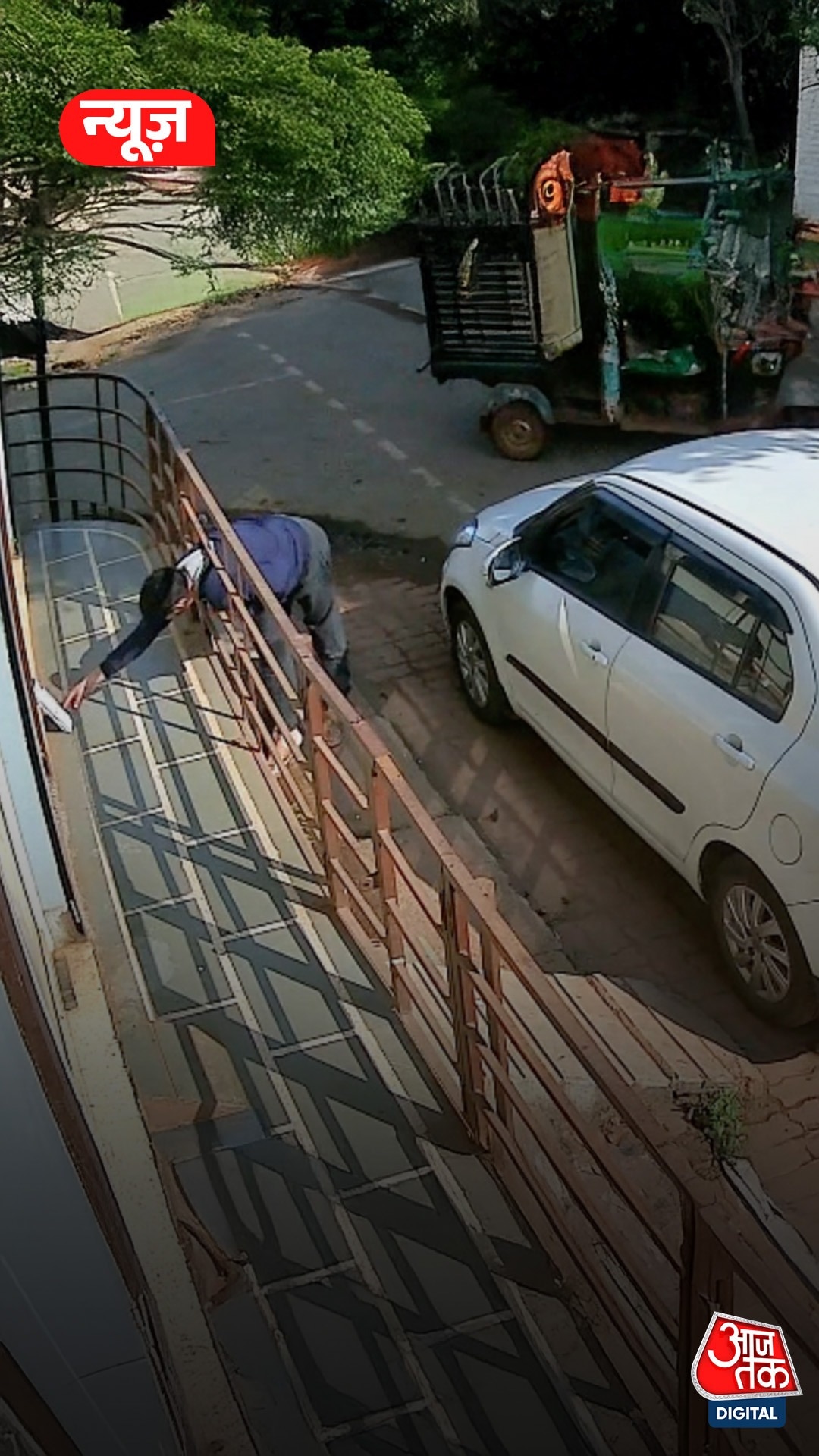 अखबार चुराने कार से आया शख्स