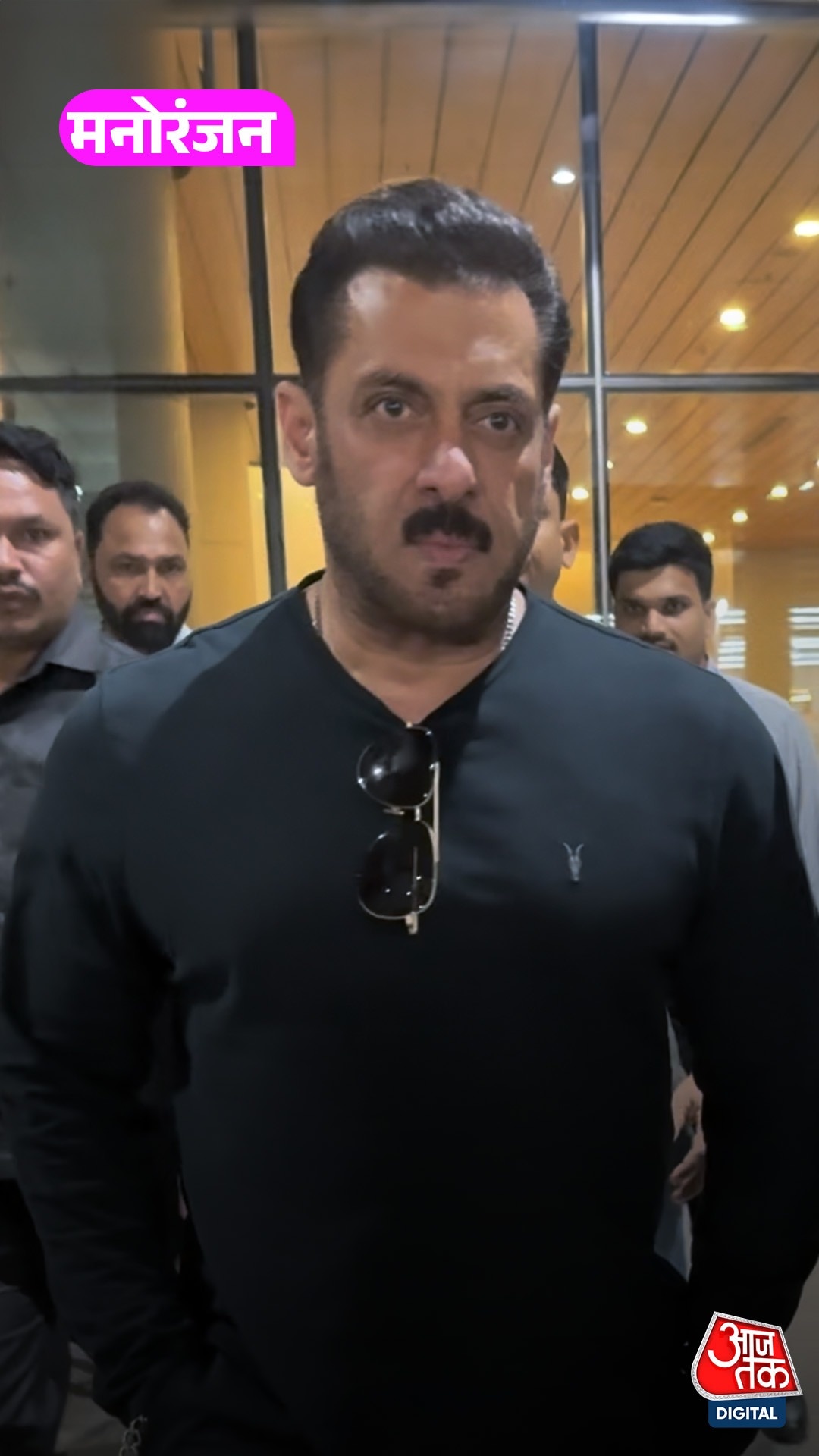 Mumbai Airport पर Salman Khan ने मारी एंट्री, स्वैग देख फैंस हैरान