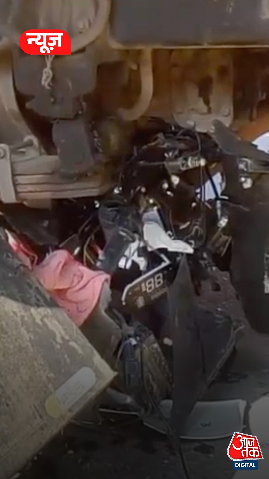 तेज रफ्तार कंटेनर ने स्कूटी सवार तीन छात्राओं को रौंदा