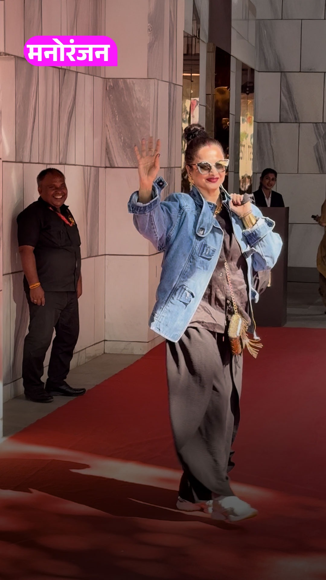 Rekha ने जीत लिया पैप्स का दिल!