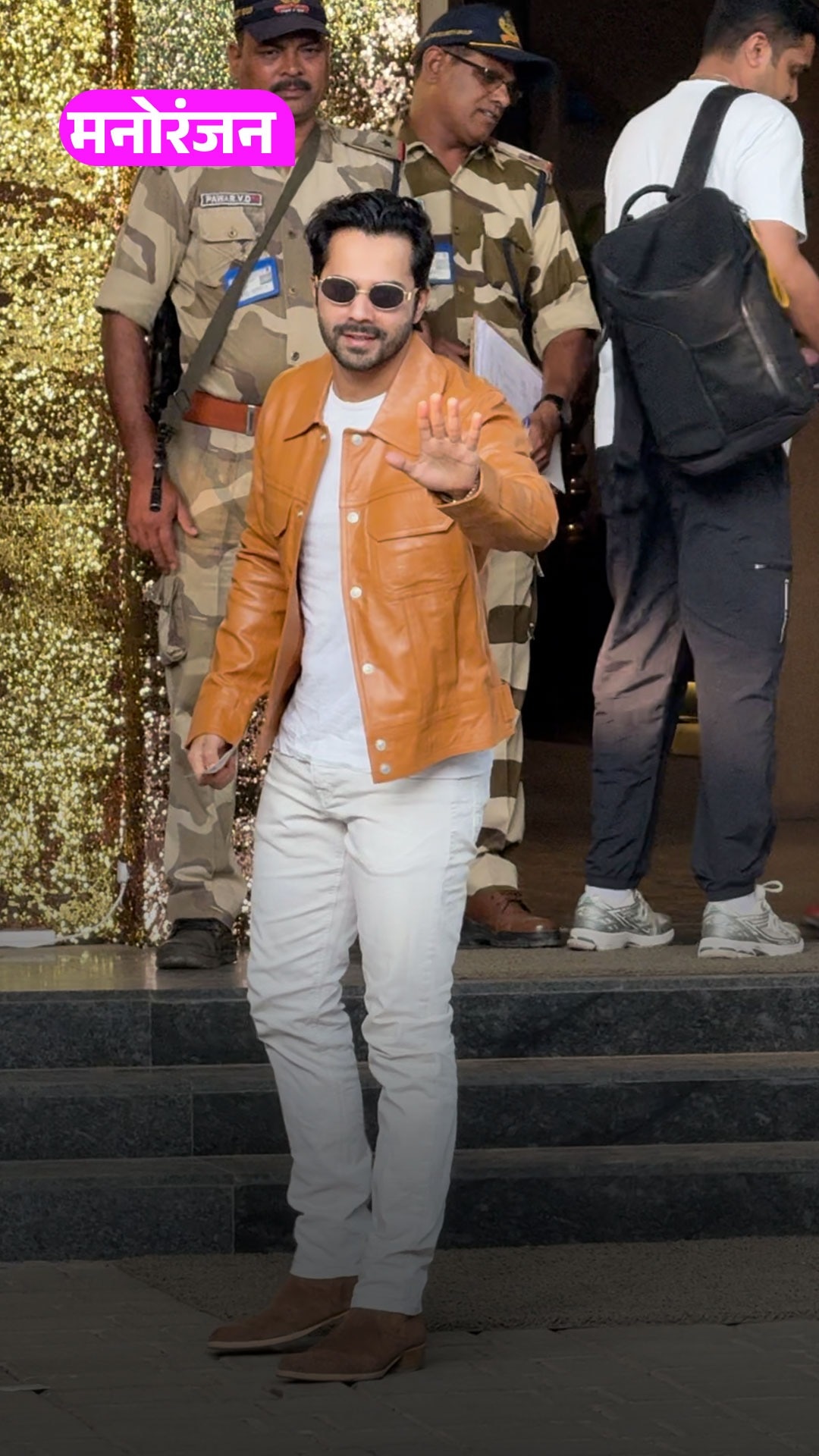 एयरपोर्ट पर डैशिंग लुक में स्पॉट हुए Varun Dhawan