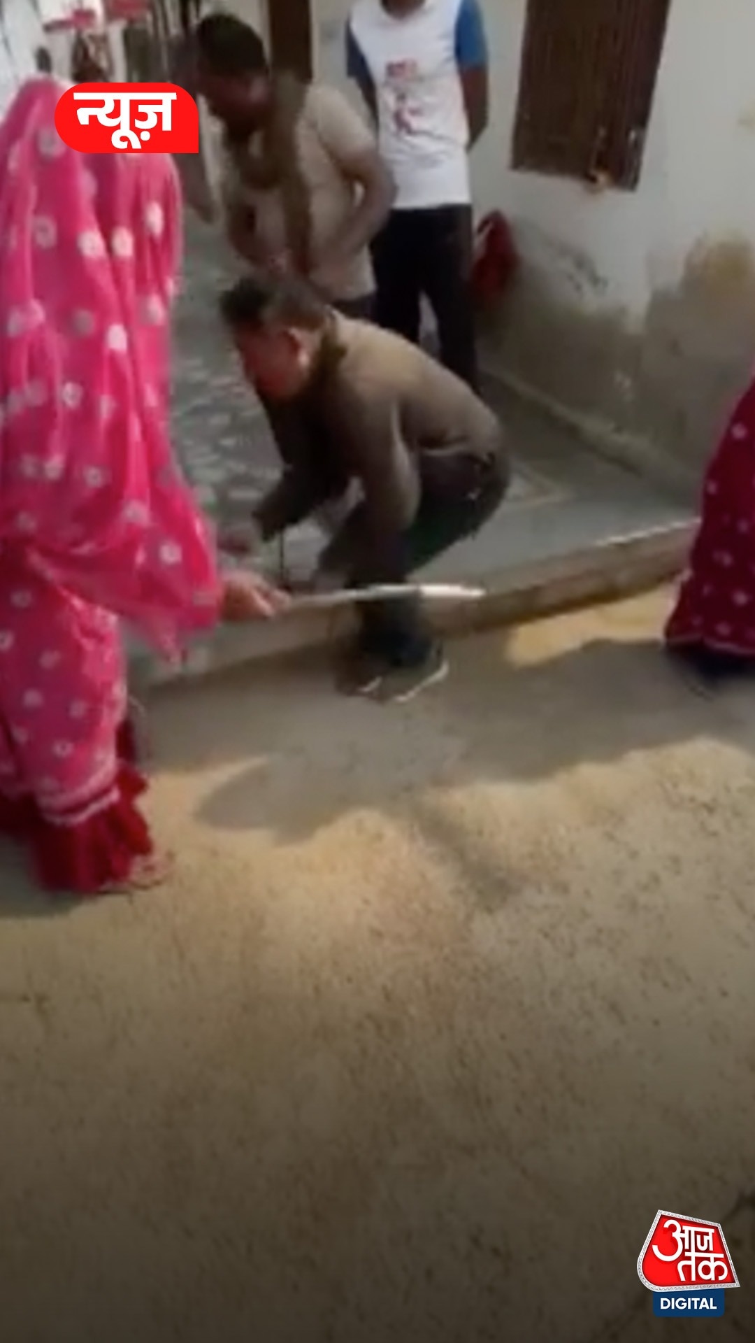 राजस्थान में महिलाओं ने चोर के बांधे हाथ-पैर, जमकर की पिटाई