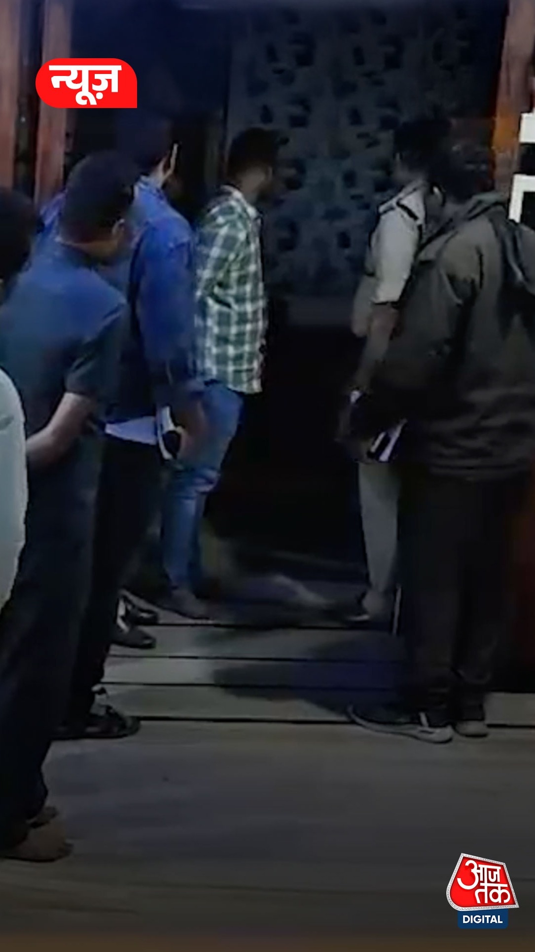 घर में संदिग्ध हाल में मिले मां-बेटे के शव