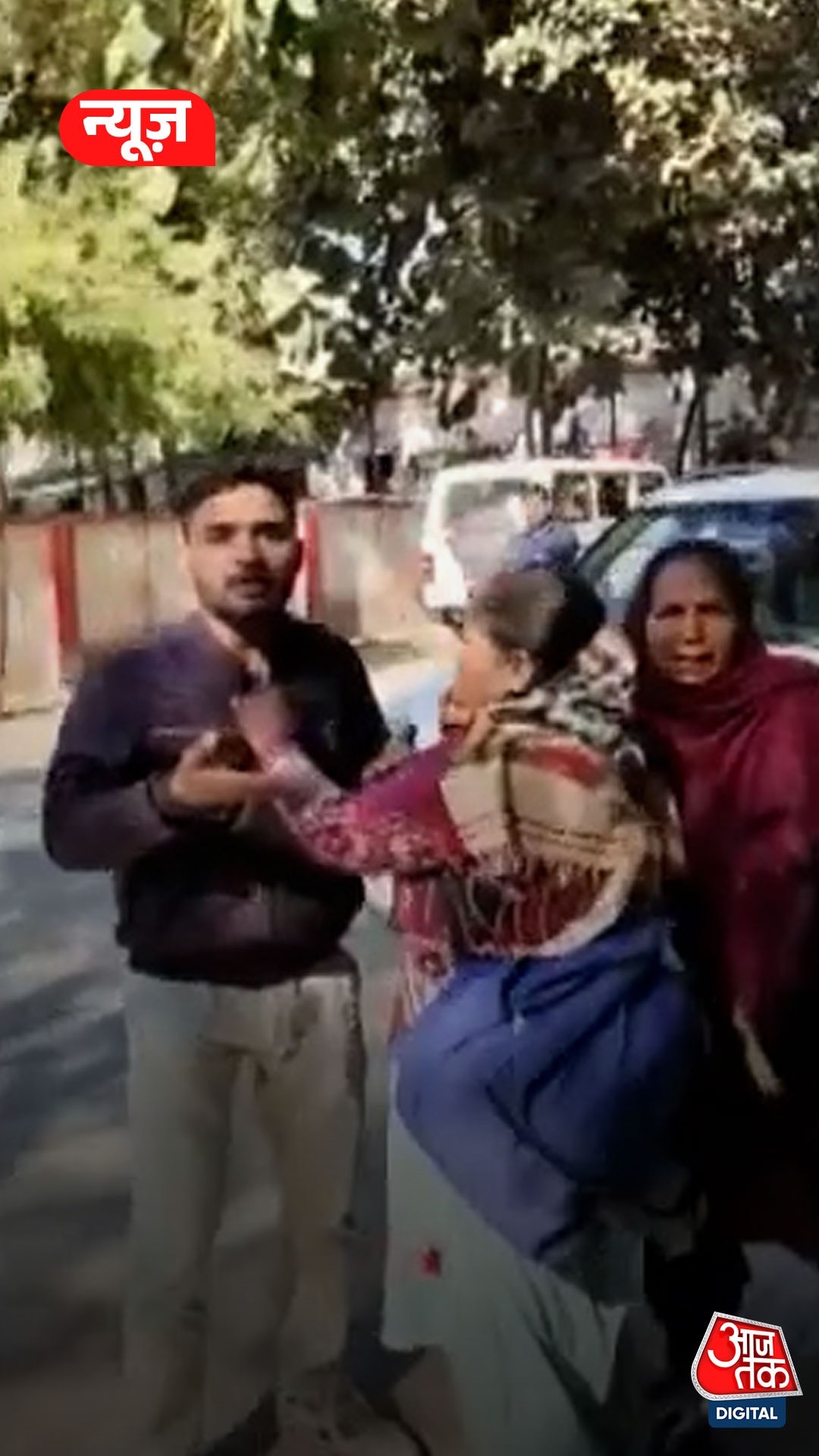 सास ने दामाद को जड़े एक के बाद एक कई थप्पड़, Video