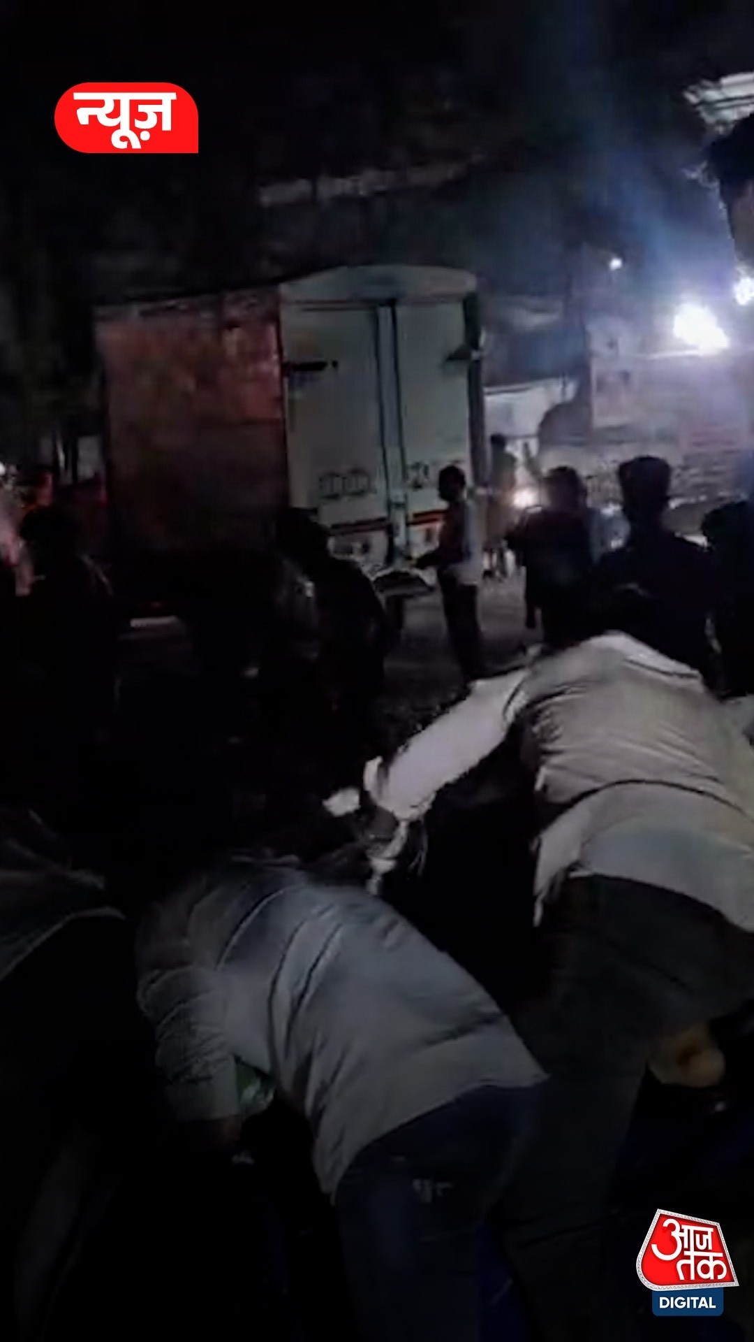 सड़क पर पलटा बीयर से लदा ट्रक, लूटने की मची होड़