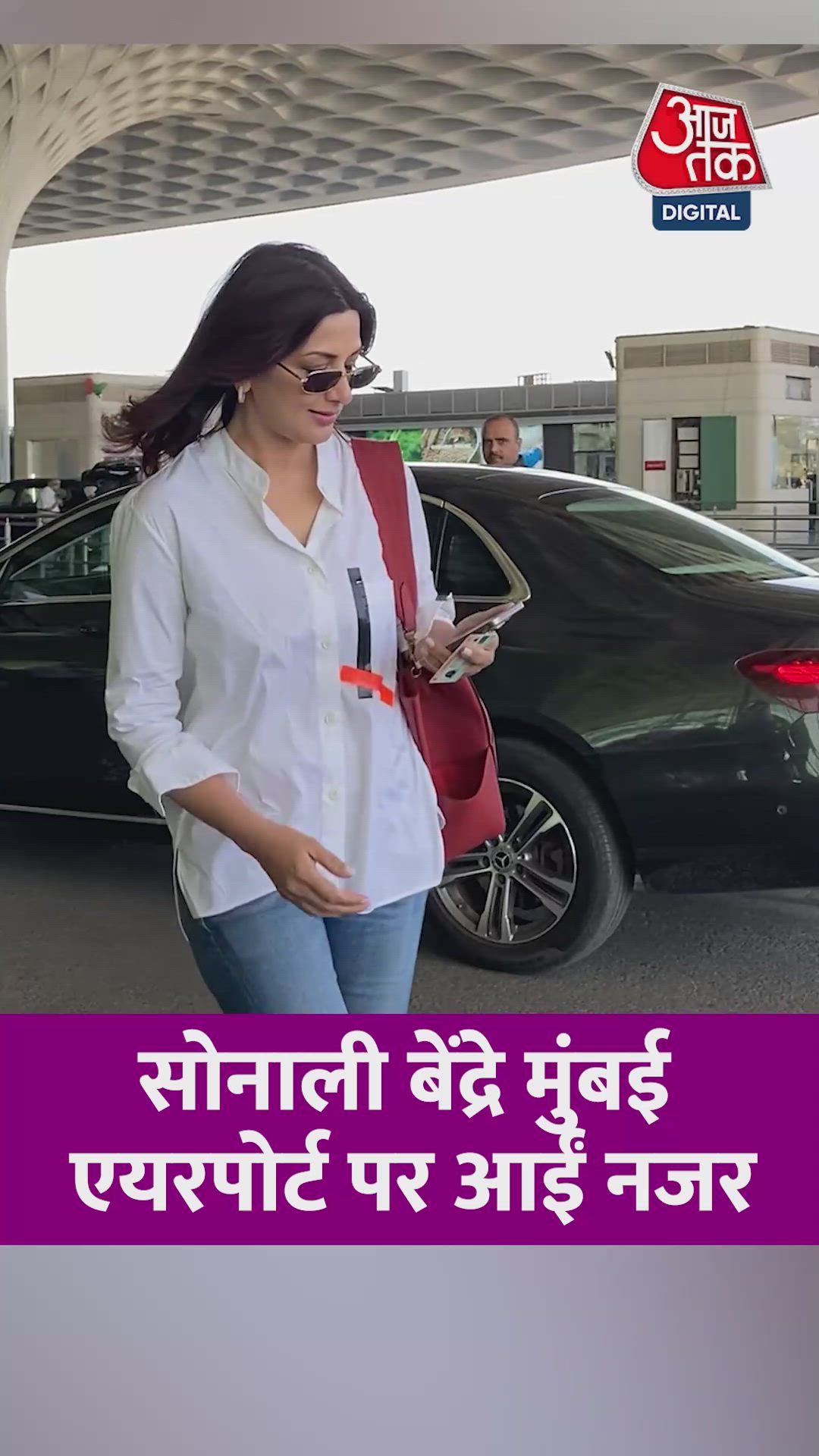 मुंबई एयरपोर्ट पर स्पॉट हुईं सोनाली बेंद्रे