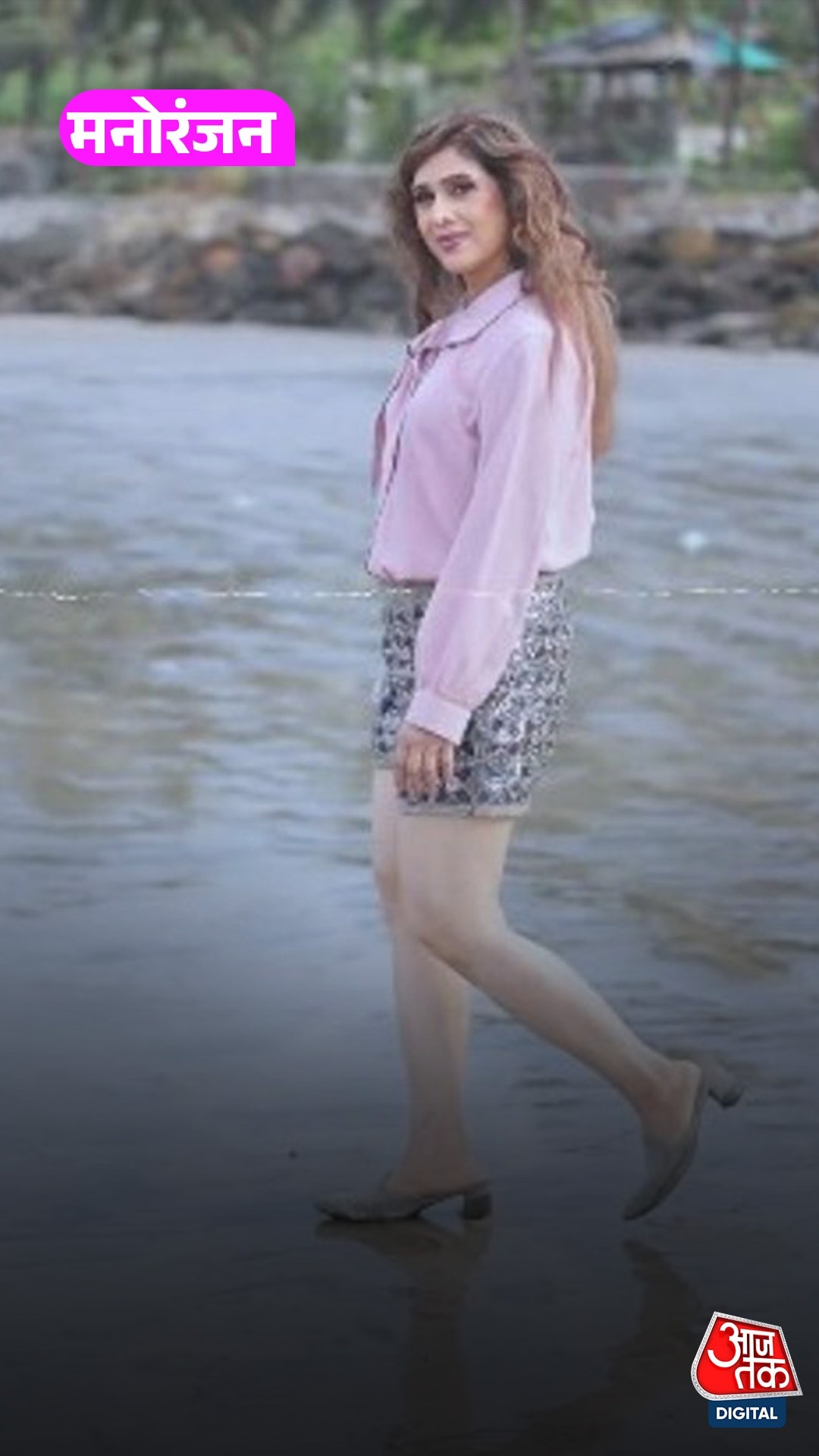 Meenakshi Seshadri ने 62 की उम्र में बिखेरा जलवा!