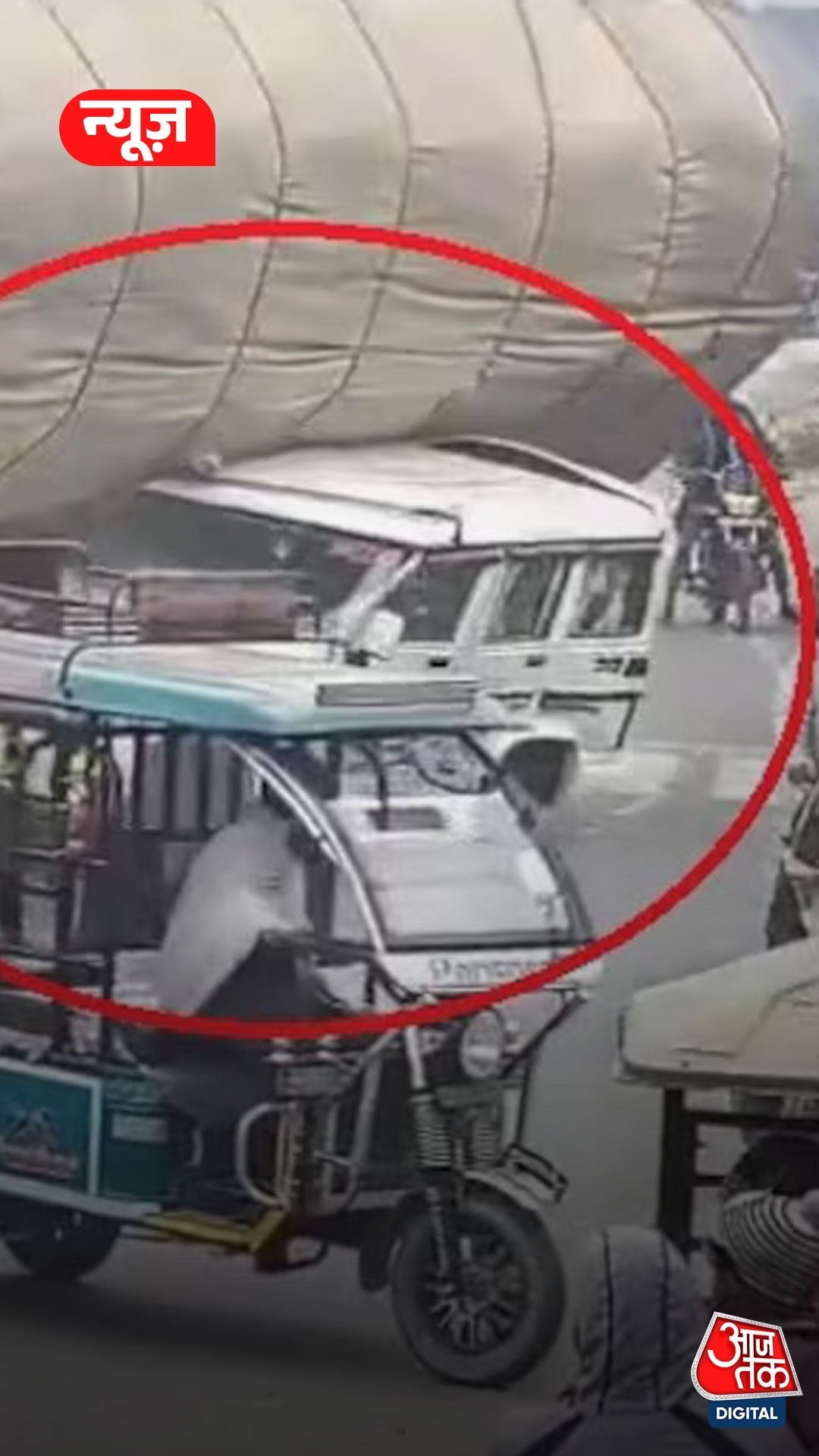 रामपुर में बोलेरो पर जा पलटा भूसे से भरा ट्रक 