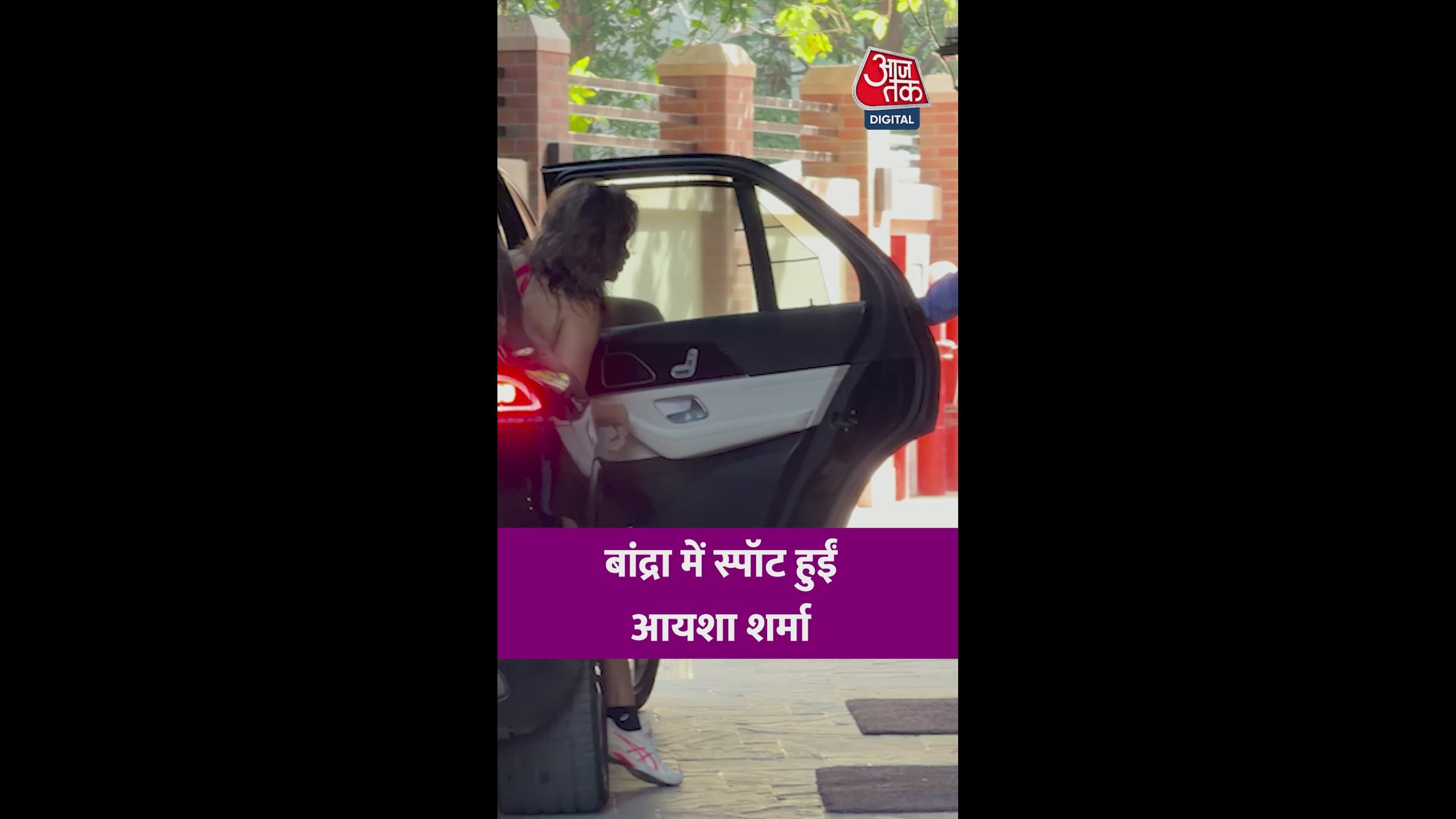 Asha ji please come a little ahead