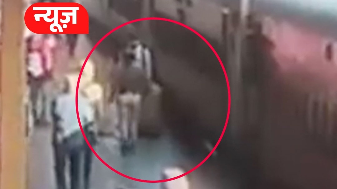  Female RPF officer saved life of an elderly woman in Ahemdabad