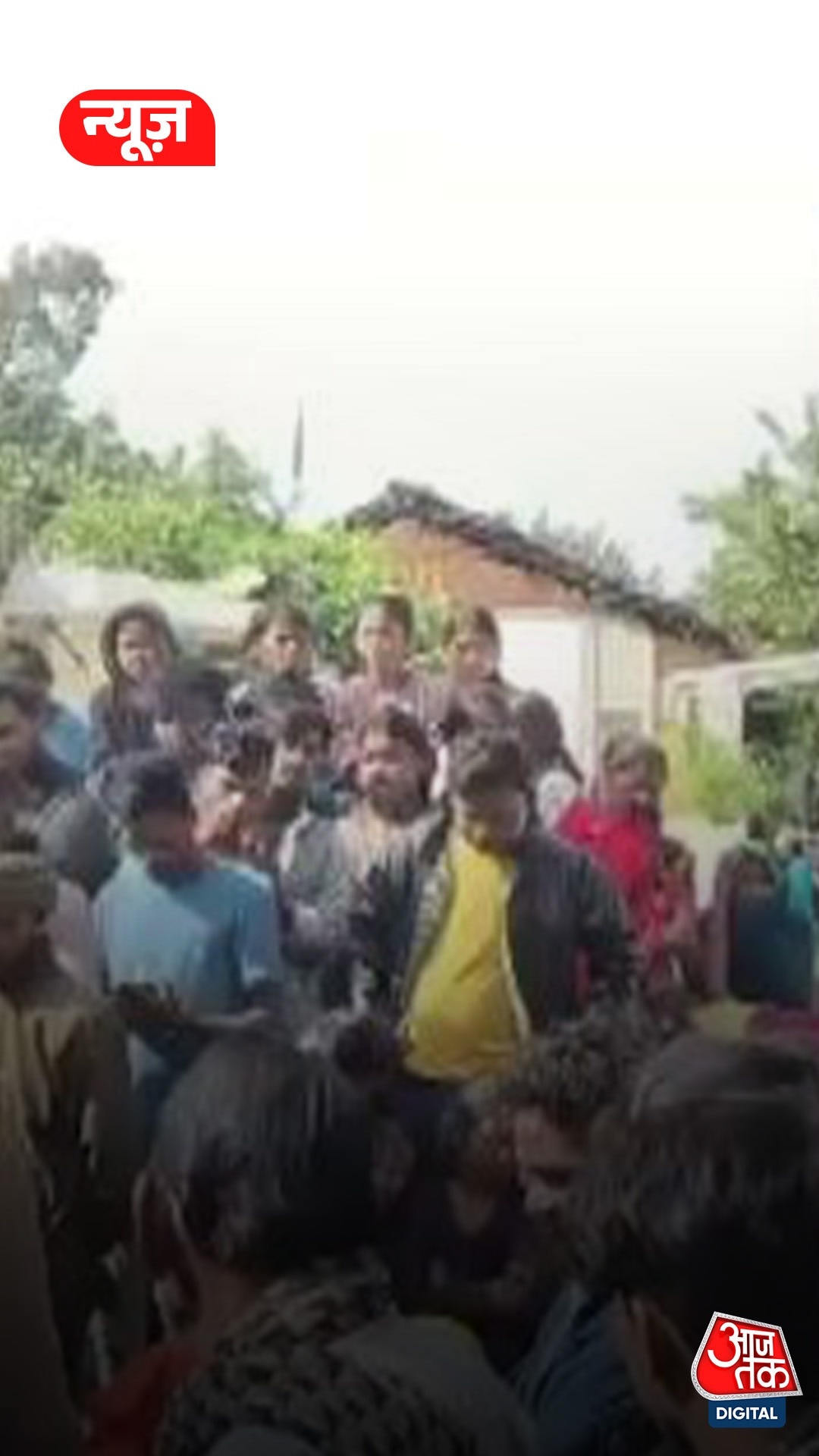 एक ही घर के अंदर फंदे से लटके मिले पति, पत्नी और बच्ची के शव