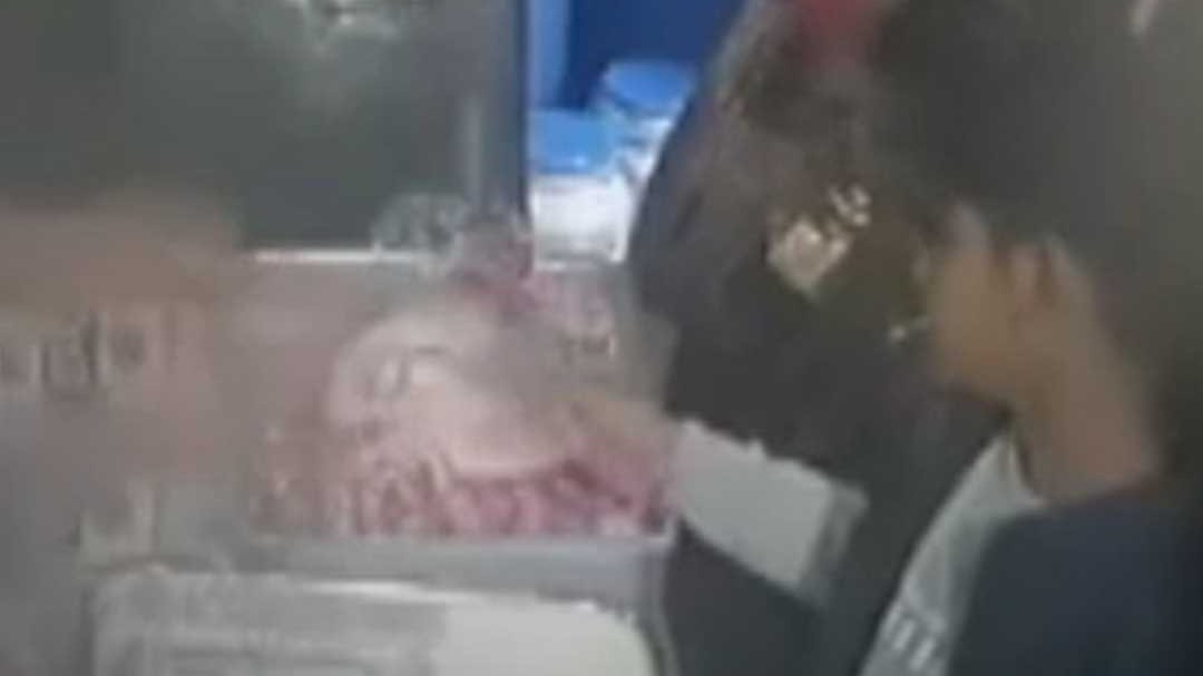 Burqa Gang caught in shops CCTV