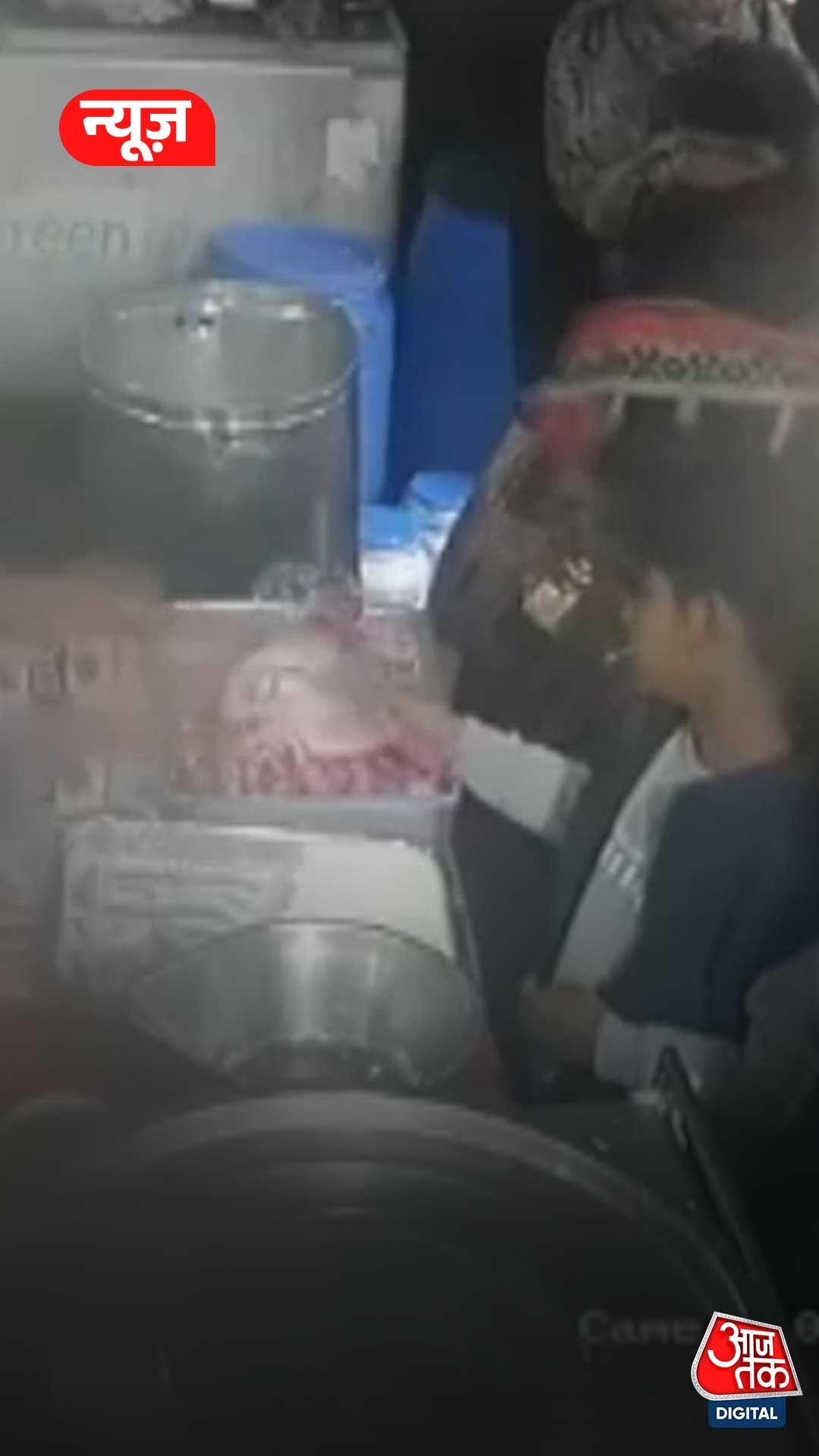 बुर्का गैंग बातों में उलझाता, पीछे बच्चा उड़ा लेता सामान