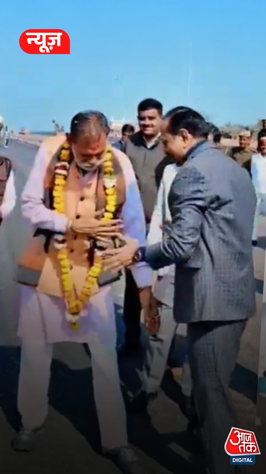 मंत्री ने छुए कमिश्नर के पैर 