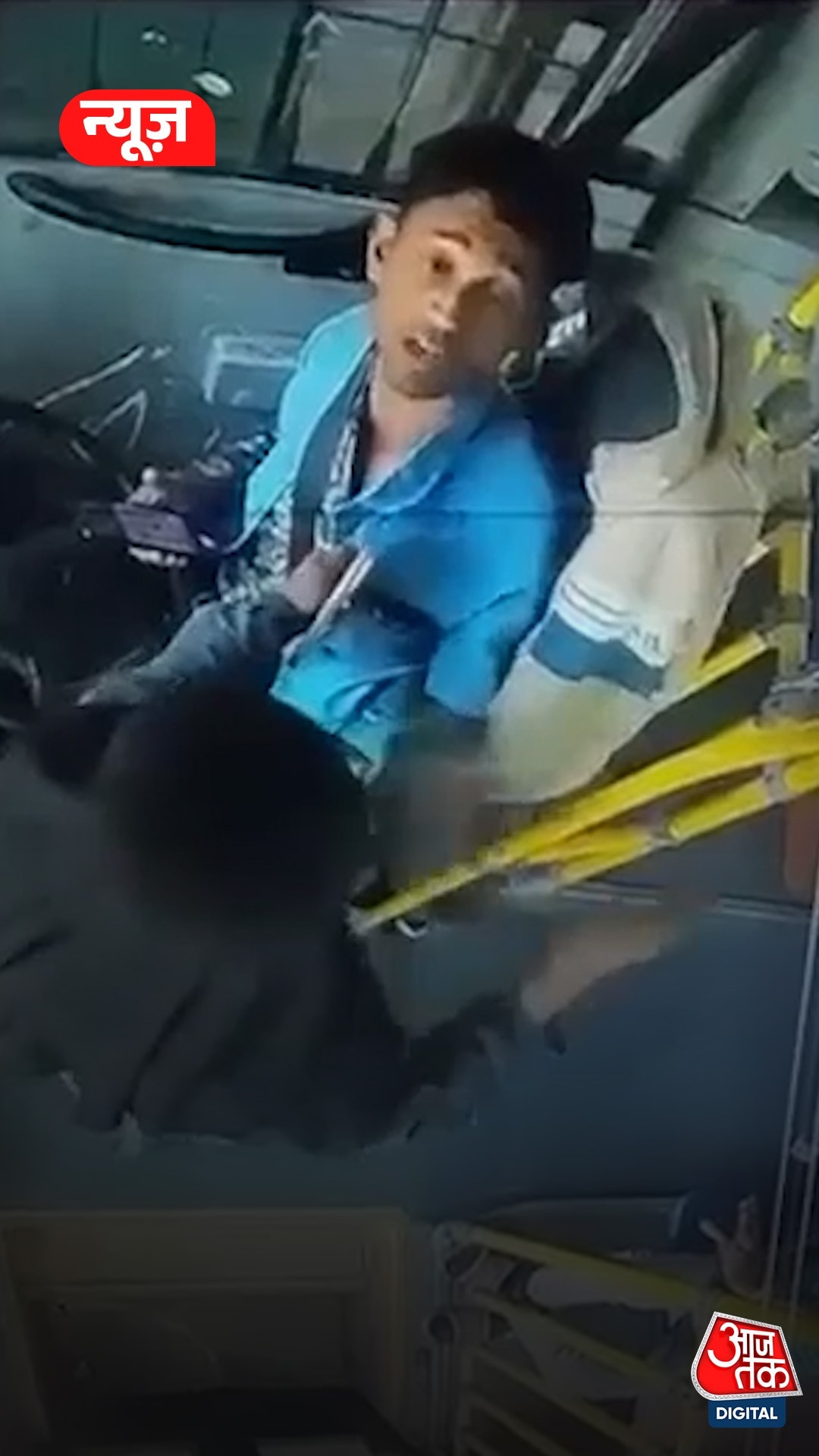 बुर्के वाली महिला ने बस ड्राइवर को पीटा