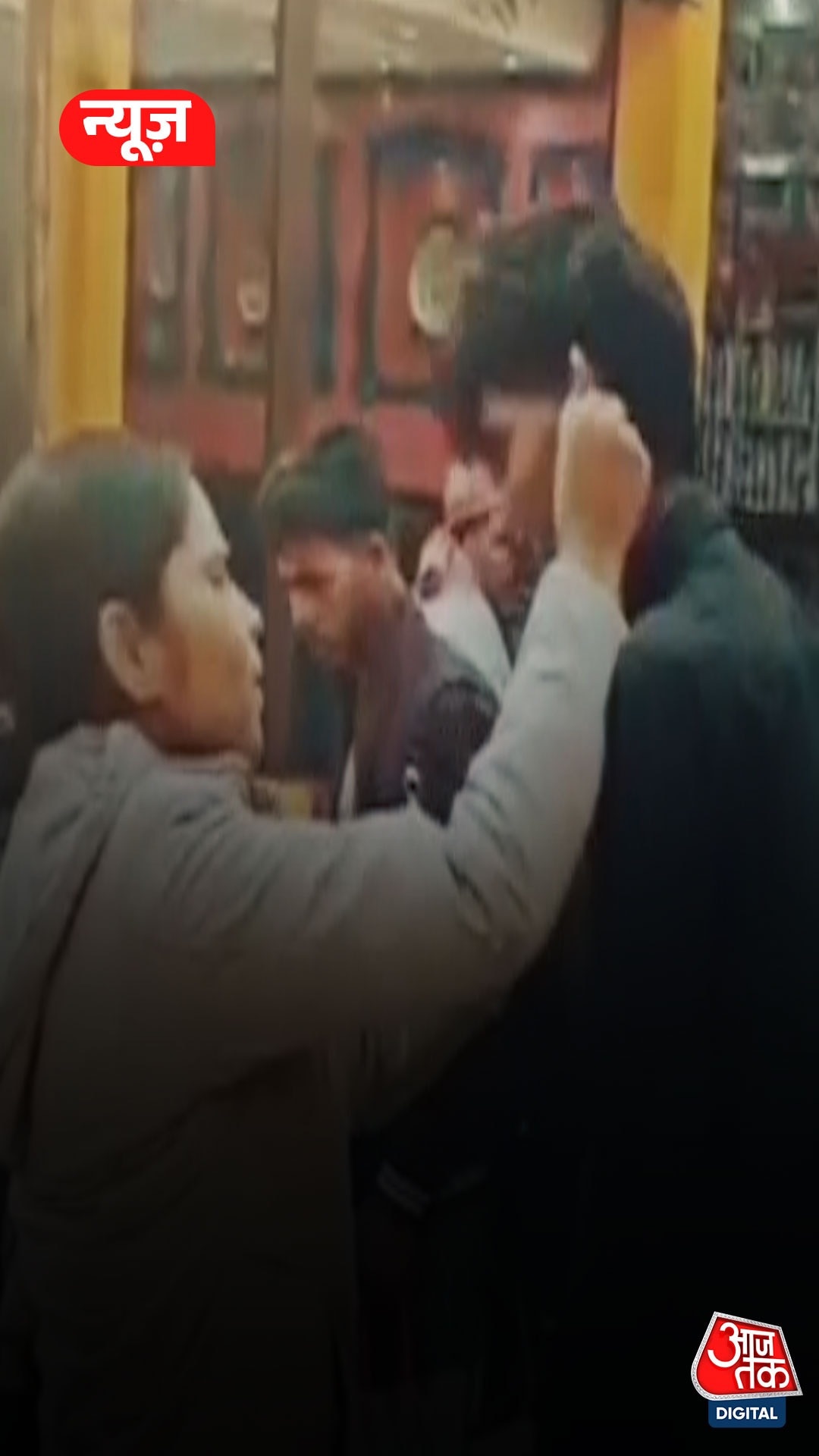 CCTV: छात्रा का हाथ पकड़कर गली में खींचने लगा मनचला