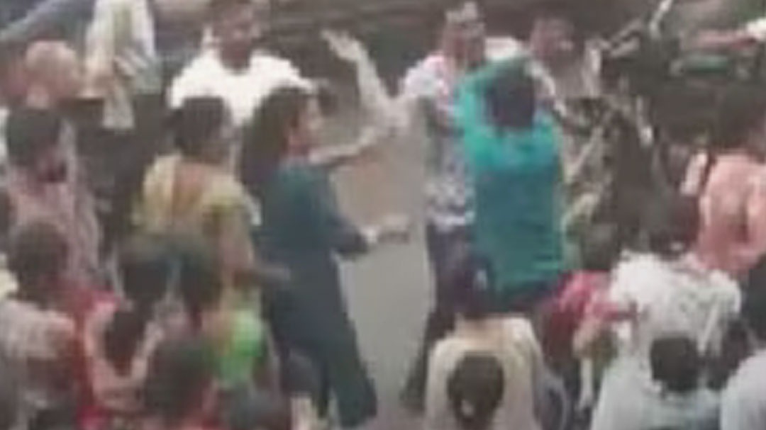 violent fight between women in surat
