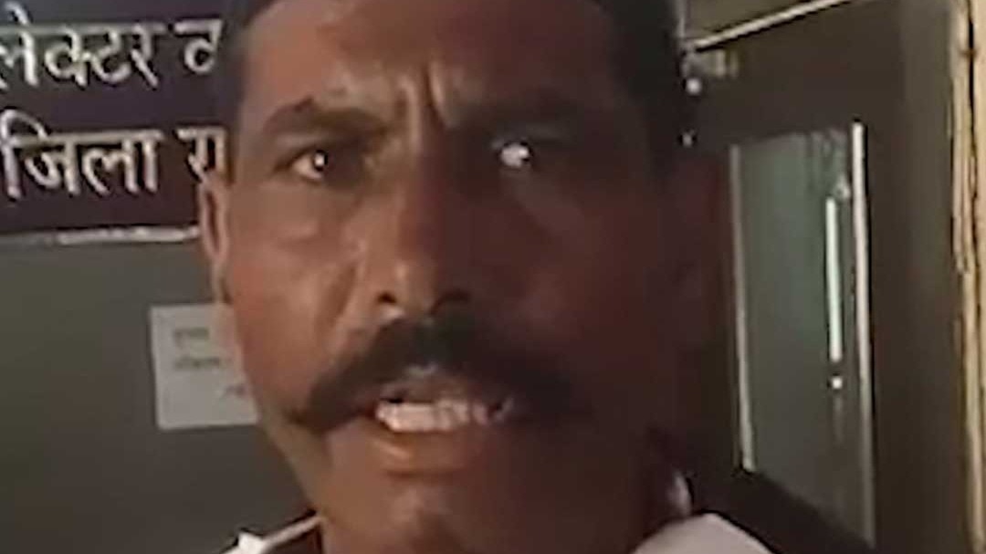 man arrived wearing garland of complaints in rajgarh