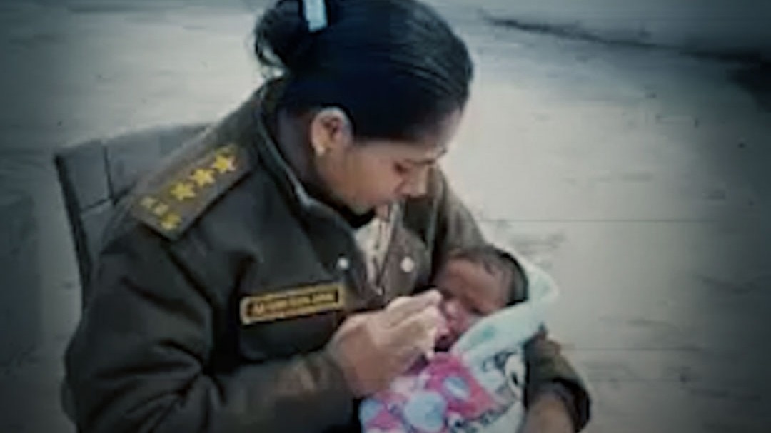 woman cop video viral of showering affection to infant