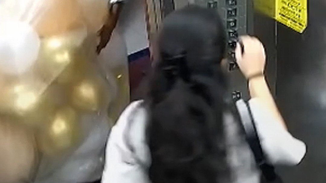 Hydrogen gas filled balloons burst in a lift 