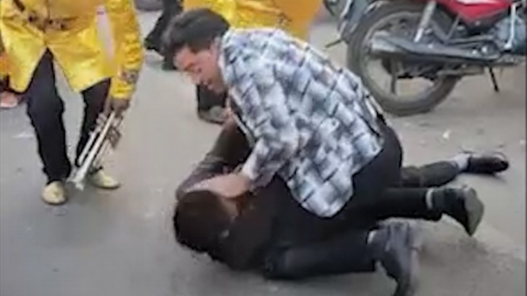 band baja master team fighting on road in muzaffarnagar