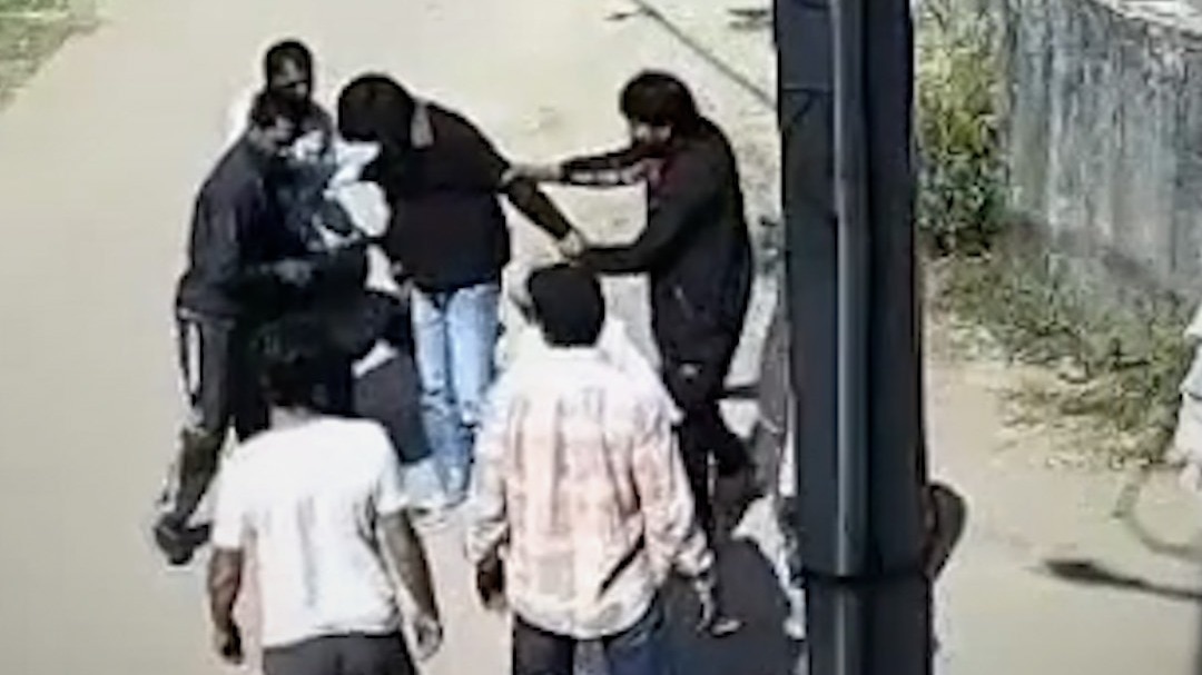 Goons threatened SBI operator and looted bag of currency notes