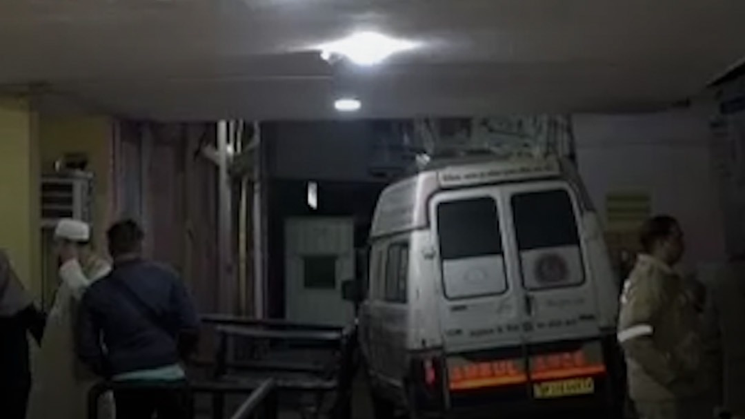 Man poured kerosene sets fire on himself after police arrival kanpur